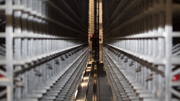 The lift and travel drives of the storage and retrieval systems are continuously monitored by SmartCheck devices.